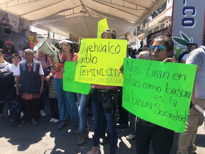 "Tulyehualco pueblo feminicida", se lee en una de las pancartas de los vecinos que protestan por el homicidio de Fátima. Foto: Cri Rodríguez, SinEmbargo