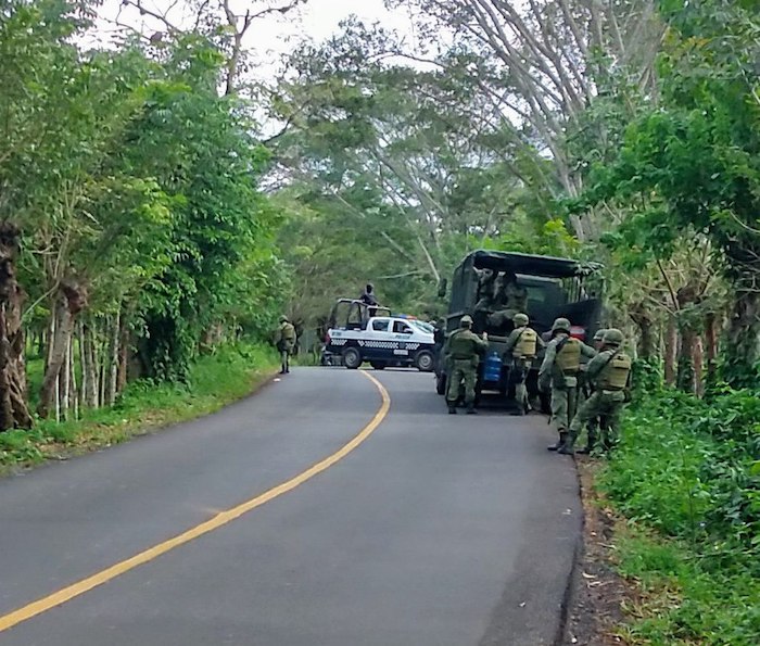 Este domingo Fuerza Civil y Guardia Nacional resguardan un rancho ubicado en la carretera Playa Vicente, El Arenal, donde hay labores de búsqueda e identificación de puntos con posibles fosas clandestinas. Hasta el momento trasciende la ubicación de al menos 40 puntos positivos en esta nueva mega fosa en municipio de Playa Vicente. Foto: Ignacio Carvajal, Blog Expediente