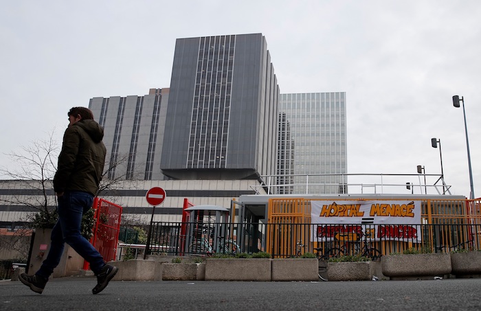 El hombre fallecido en el hospital Bichat de París "es el primer muerto por el coronavirus fuera de Asia, en Europa". Foto: EFE/EPA/IAN LANGSDON/Archivo