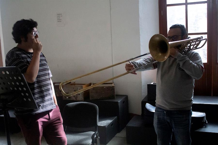 Adolescentes Asisten El Sábado De Febrero a Una Clase En La Escuela De Iniciación Artística la Vecindad En La Ciudad De Cuernavaca Estado De Morelos méxico Efetony Rivera