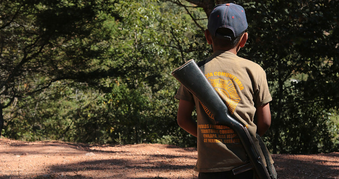 Fotografía fechada el 14 de enero de 2020, que muestra a un niño con un arma mientras vigila la zona serrana de su población, en la comunidad de Alcozacán, en el estado de Guerrero (México). Foto: José Luis de la Cruz, EFE