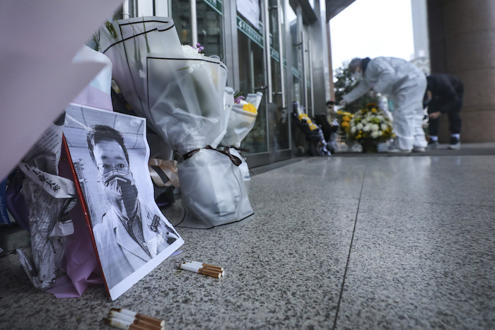 La Gente Deja Flores Y Otros Objetos En La Puerta Del Hospital De Wuhan China Donde Trabajaba Li Wenliang El Médico Que Se Metió En Problemas Por Hablar Sobre El Coronavirus Y Que Falleció a Los Años De Edad Probablemente Como Consecuencia Del Virus Para Muchos Es El Rostro Del Malestar Que Existe En China En Relación Con El Manejo Que Hacen Las Autoridades De Este Tipo De Crisis Foto Chinatopix Vía Ap