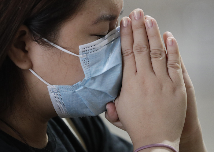 En Esta Imagen Tomada El De Febrero De Una Mujer Católica Con Una Mascarilla Protectora En Al Cara Reza Durante Un Misa En La Basílica Menor De San Lorenzo Ruiz En El Barrio De Chinatown De Manila Filipinas Foto Aaron Favila Ap