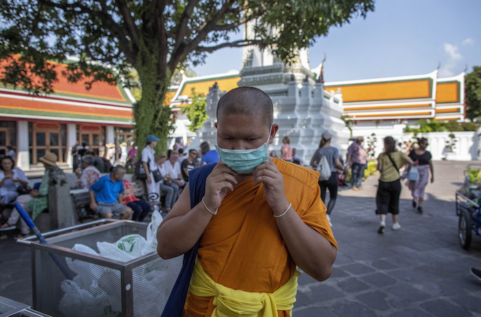 En Esta Imagen Tomada El De Febrero De Un Monje Budista Se Ajusta Una Mascarilla En La Cara En El Wat Pho Bangkok Tailandia Foto Gemunu Amarasinghe Ap