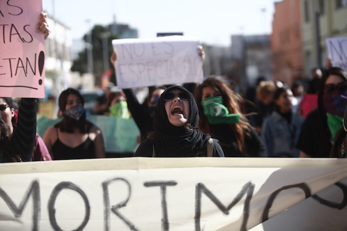 Mujeres marchan en protesta por la violencia de género en Ciudad Juárez, México, el sábado 15 de febrero de 2020. Grupos de mujeres participaron en protestas simbólicas en ésta y otras ciudades de México para denunciar por enésima vez la falta de acción de las autoridades ante el creciente asesinato de mujeres y agresiones de género. Foto: Christian Chávez, AP