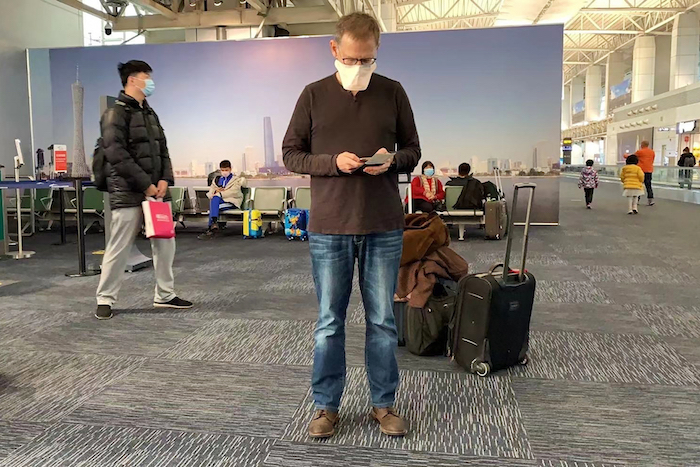 El doctor Ian Lipkin, experto en virus de la Universidad de Columbia, en el aeropuerto de Guangzhou, China, el 1 de febrero de 2020. Lipkin y otros se han sometido a cuarentena voluntaria debido al coronavirus. Foto: Guo Cheng/Courtesía de Ian Lipkin vía AP