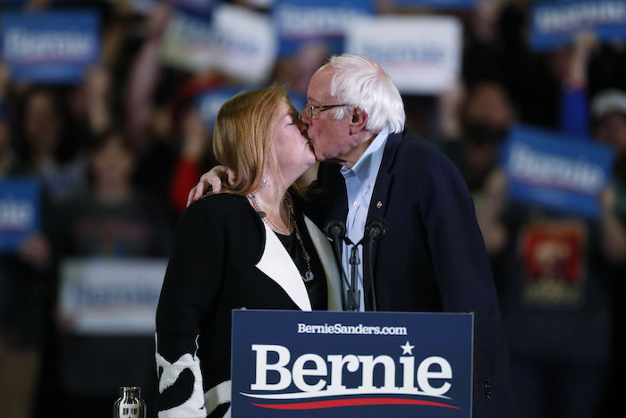 El precandidato presidencial demócrata Bernie Sanders, Senador por Vermont, besa a su esposa Jane durante un acto de campaña, el domingo 16 de febrero de 2020, en Denver. Foto: David Zalubowski, AP