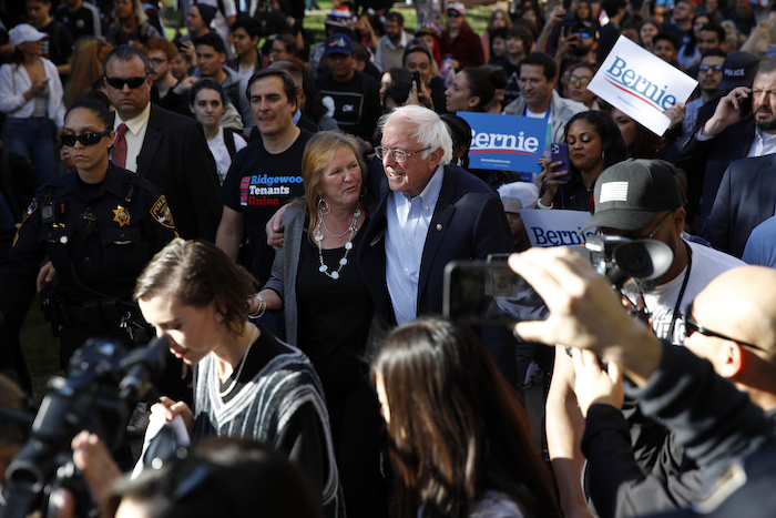 Bernie Sanders y su esposa Jane O'Meara fotografiados durante un acto de campaña en Las Vegas el 18 de febrero del 2020. Foto: Patrick Semansky, AP