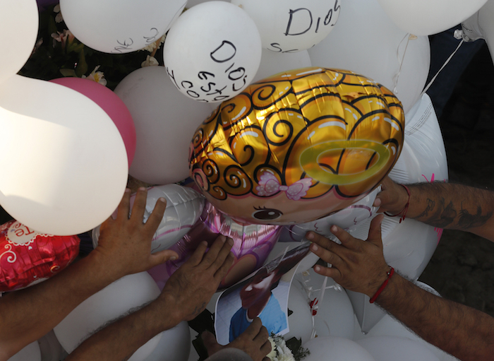 Familiares colocan globos y arreglos de flores en la tumba de Fátima, la niña de siete años asesinada, en Ciudad de México el martes 18 de febrero de 2020. Foto: Marco Ugarte, AP