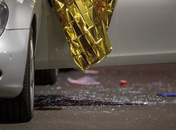 Un Auto Cubierto Con Mantas De Rescate Está Frente a Un Bar En Hanau Alemania El Jueves De Febrero De Foto Michael Probst Ap