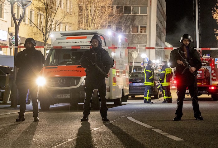 Policías Vigilan Frente a Un Restaurante En El Centro De Hanau Alemania El Jueves De Febrero De Foto Michael Probst Ap