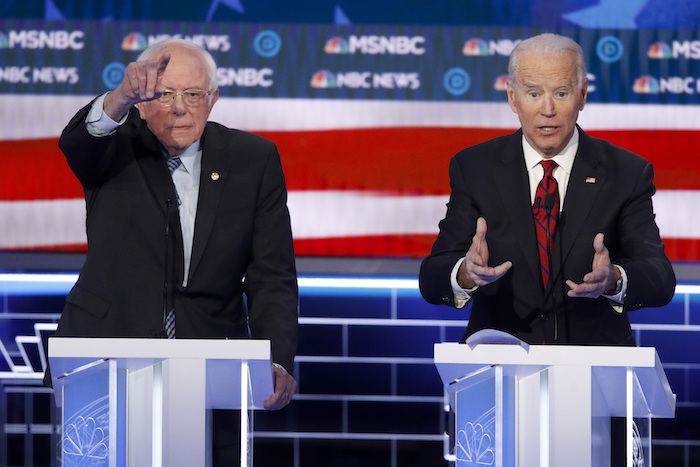 Los aspirantes a la candidatura demócrata a la Presidencia de Estados Unidos Bernie Sanders, Senador independiente de Vermont, y Joe Biden, ex Vicepresidente de Estados Unidos, hacen gestos durante un debate para las primarias demócratas, el miércoles 19 de febrero de 2020 en Las Vegas, ofrecido por NBC News y MSNBC. Foto: John Locher, AP