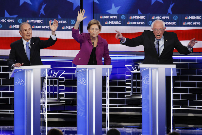 Michael Bloomberg (izq) y Elizabeth Warren (centro) piden la palabra mientras Bernie Sanders habla durante el debate de los aspirantes demócratas a la Presidencia del 19 de febrero en Las Vegas. Foto: John Locher, AP