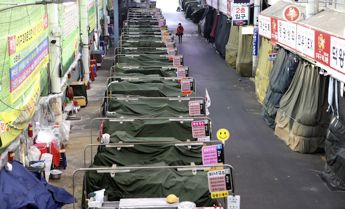 Esta fotografía muestra un mercado tradicional vacío en Daegu, Corea del Sur, el viernes 21 de febrero de 2020. Foto: Kim Hyun-tae/Yonhap vía AP