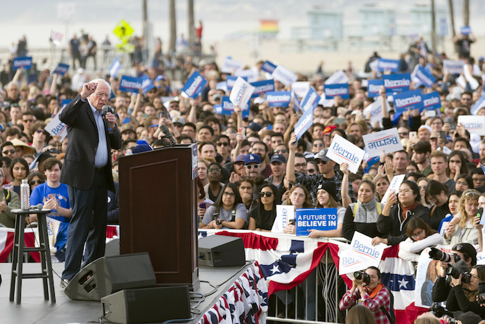 En imagen de archivo del 21 de diciembre de 2019, el precandidato demócrata a la Presidencia, el Senador Bernie Sanders, ofrece un discurso durante un acto de campaña en Venice, California. Foto: Kelvin Kuo, archivo, AP