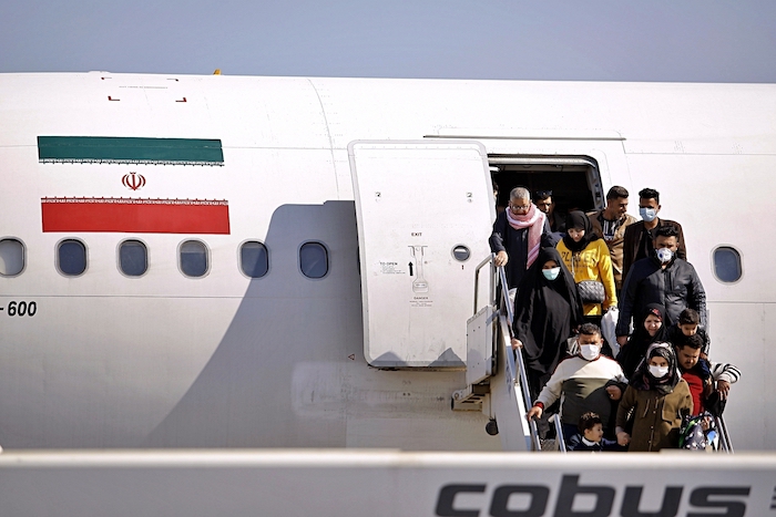 Pasajeros desembarcando de un vuelo iraní en el aeropuerto de Najaf, Irak, el viernes 21 de febrero de 2020. Foto: Anmar Khalil, AP