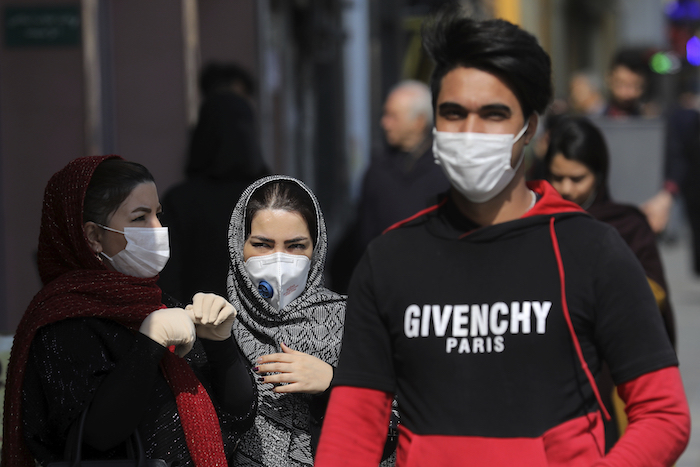 Peatones con mascarillas para protegerse del coronavirus en el centro de Teherán, Irán, el domingo 23 de febrero de 2020. Foto: Ebrahim Noroozi, AP