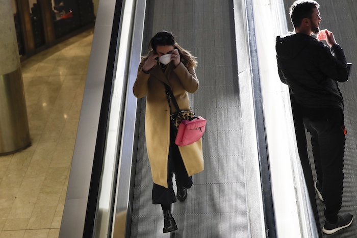 Una mujer con una mascarilla pasa por la estación Central en Milán, Italia, el lunes 24 de febrero de 2020. Foto: Luca Bruno, AP