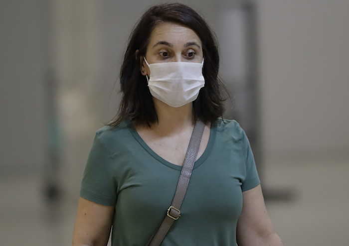 Una pasajera que usa una máscara como precaución contra la propagación del nuevo coronavirus COVID-19 llega al Aeropuerto Internacional de Sao Paulo en Brasil, el miércoles 26 de febrero de 2020. Foto: Andre Penner, AP