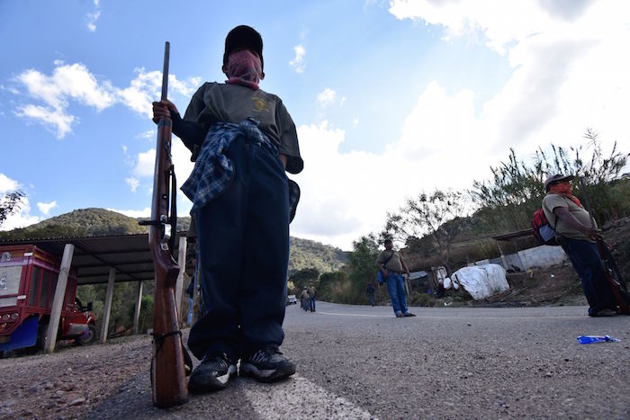 Habitantes de la localidad de Alcozancán, municipio de Chilapa de Álvarez, en el estado de Guerrero, mantienen bloqueada la carretera estatal para exigir a las autoridades de los tres niveles de gobierno, investigue y castigue a los culpables del asesinato de los músicos indígenas de esta localidad, quienes fueron calcinados cuando regresaban a sus hogares, acusando al grupo delictivo Los Ardillos de ser los autores intelectuales de este y otros crímenes de la región, lo cual ha dejado a más de 50 niños huérfanos. Foto: Dassaev Téllez Adame, Cuartoscuro