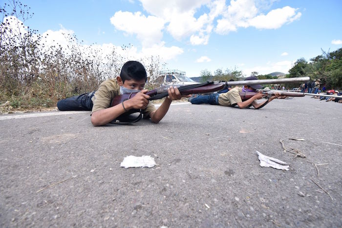 Niños son instruidos en el manejo de armas para poder formar parte de la Coordinadora Regional de Autoridades Comunitarias – Pueblos Fundadores (CRAC-PF) con el fin de brindar seguridad. Foto: Dassaev Téllez Adame, Cuartoscuro