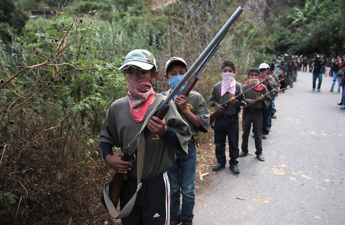 Vista general de un grupo de menores que fue presentado el miércoles pasado por la Coordinadora Regional de Autoridades Comunitarias-Pueblos Fundadores (CRAC-PF), en la localidad de Chilapa de Álvarez en el estado de Guerrero (México). Foto: José Luis de la Cruz, EFE