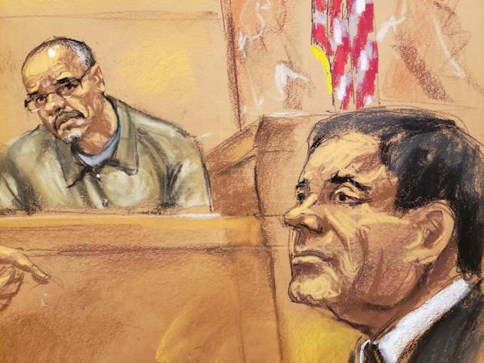 Reproducción fotográfica de un dibujo realizado por la artista Jane Rosenberg donde aparece Jorge Cifuentes (i) mientras rinde testimonio frente al narcotraficante mexicano Joaquín "El Chapo" Guzmán (d) en el tribunal del Distrito Sur en Brooklyn, Nueva York (EU). 