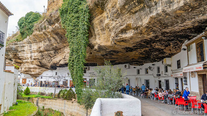 La calle Cuevas del Sol es sin duda la más representativa de Setenil. Foto: Roberto Ruiz, ElDiario.es