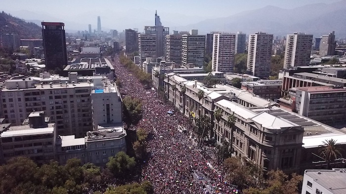 Imagen aérea del centro del Santiago durante la multitudinaria marcha realizada este domingo 8 de marzo con motivo del Día Internacional de la Mujer, en Santiago (Chile). Foto: Rodrigo Sáez, EFE