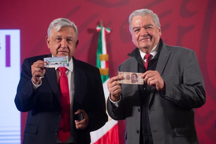 El Presidente y Ernesto Prieto Ortega, director general de Lotería Nacional para la Asistencia Pública. Foto: Gobierno de México