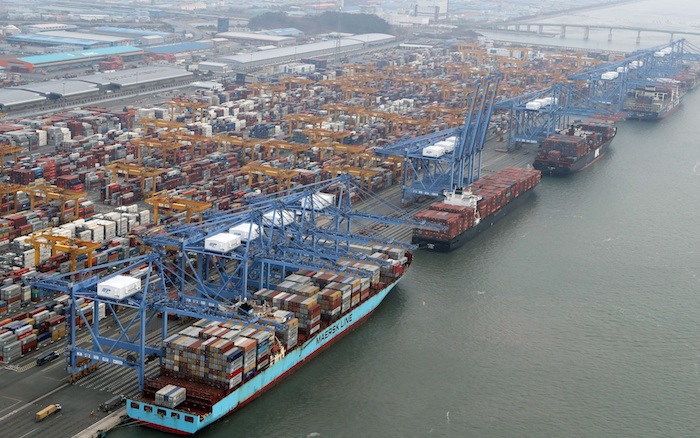 Fotografía de varios barcos cargados de contenedores en el puerto de Busan (Corea del Sur). Foto: Yonhap/Archivo/EFE