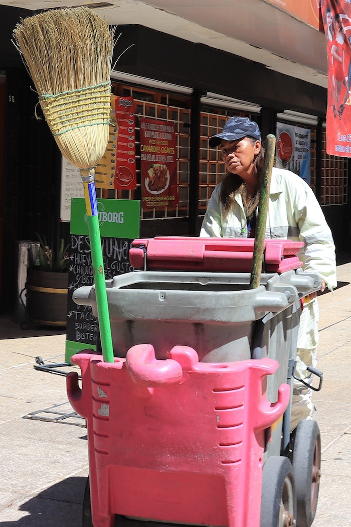 Fotografía Fechada El De Marzo Del Que Muestra a Una Mujer Trabajadora De Limpieza Laborando En Calles De Ciudad De México méxico Foto José Pazos