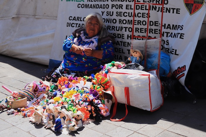 Fotografía Fechada El De Marzo Del Que Muestra a Una Mujer Vendiendo Artesanías En Calles De Ciudad De México méxico Foto José Pazos Efe