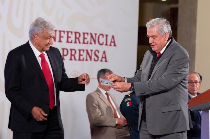 López Obrador recibió esta mañana su "cachito" para la rifa en Palacio Nacional. Foto: Gobierno de México