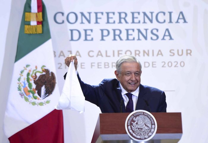 AMLO sacó un pañuelo blanco durante una de sus conferencias matutinas en Baja California Sur. Foto: Presidencia, Cuartoscuro