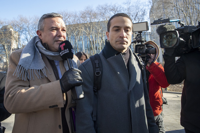 En esta fotografía del 21 de enero de 2020, César de Castro, al centro, abogado del ex Secretario de Seguridad Pública mexicano Genaro García Luna, es rodeado por reporteros al salir de una corte federal de Brooklyn, Nueva York. Foto: Mary Altaffer, archivo, AP