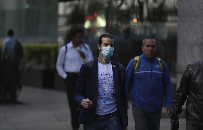 Un hombre usa mascarilla para prevenir el contagio por el nuevo coronavirus en la Ciudad de México, el viernes 28 de febrero de 2020. Foto: Fernando, AP