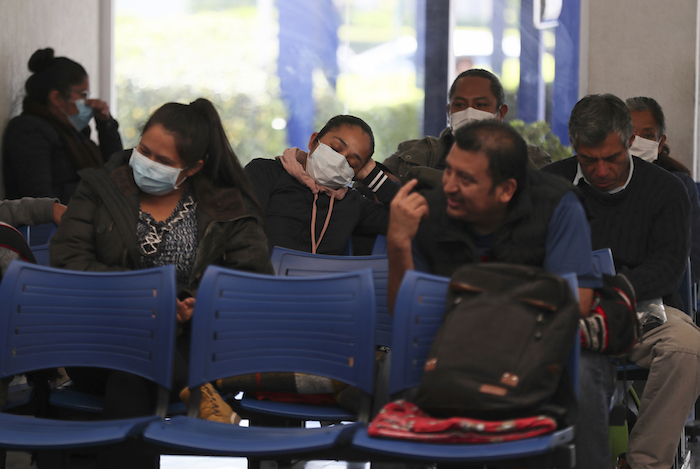 Algunas personas con mascarillas esperan su turno en el Instituto Nacional de Enfermedades Respiratorias, en la Ciudad de México, el viernes 28 de febrero de 2020. Foto: Fernando Llano, AP