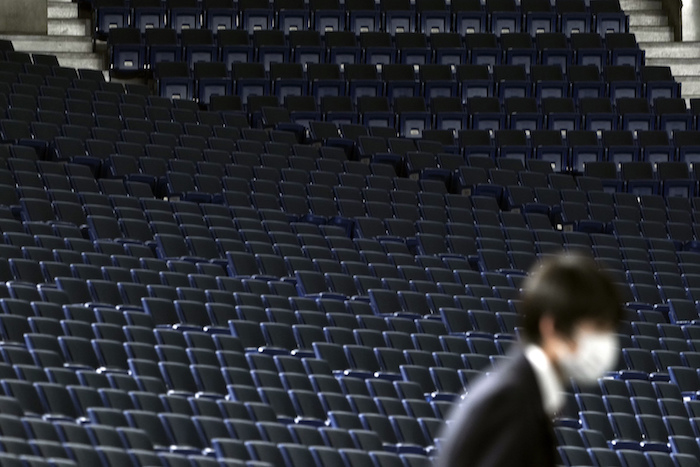 Un trabajador camina durante un juego de pretemporada de béisbol sin espectadores, en el Tokyo Dome, en Tokio, el sábado 29 de febrero de 2020. Foto: Eugene Hoshiko, AP