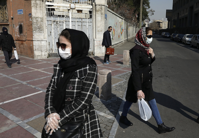 Varios peatones, algunos portando mascarillas, caminan en el centro de Teherán, Irán, el jueves 27 de febrero de 2020. Foto: Vahid Salemi, AP