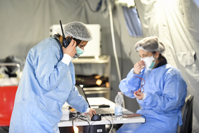 Paramédicos trabajan dentro de una carpa erigida fuera de un hospital en Cremona, Italia, el sábado 29 de febrero de 2020. Foto: Claudio Furlan/Lapresse vía AP