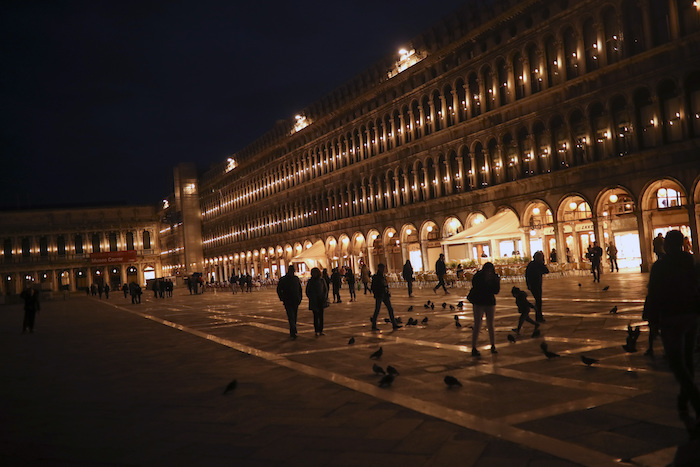 Personas caminan por la Plaza de San Marcos, en Venecia el sábado, 29 de febrero del 2020. Funcionarios de turismo en Italia temen que el brote de coronavirus cause más daños a la industria que los ataques del 11 de septiembre del 2001, en momentos en que el número de casos confirmados en el país rebasó los 1.100 y las muertes llegaron a 29. Foto: Francisco Seco, AP