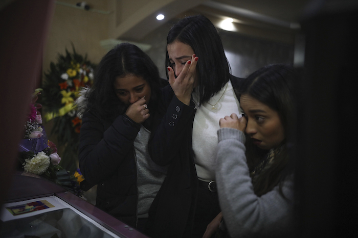 Allegadas a la mujer asesinada Marbella Valdez lloran ante su ataúd durante su funeral en una funeraria de Tijuana, México, el viernes 14 de febrero de 2020. Foto: Emilio Espejel, AP