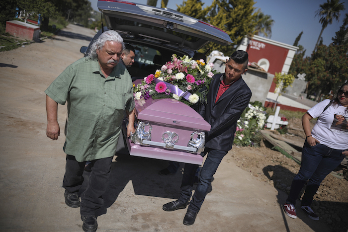 El ataúd de la mujer asesinada Marbella Valdez es cargado por varios hombres y su ex novio, Jairo Solano, a la derecha, desde el coche fúnebre a la tumba en Tijuana, México, el viernes 14 de febrero de 2020. Foto: Emilio Espejel, AP