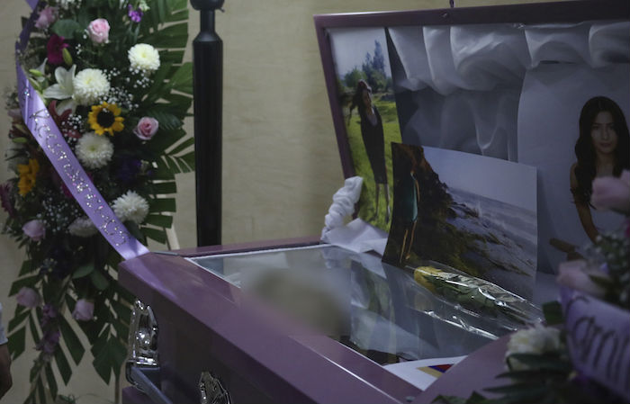 Flores y fotografías decoran el ataúd abierto de la mujer asesinada Marbella Valdez durante su funeral en una funeraria de Tijuana, México, el jueves 13 de febrero de 2020. Foto: Emilio Espejel, AP