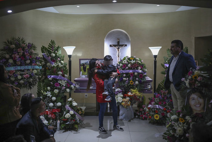 Brenda Valdez sostiene a su hijo tras decir unas palabras en el funeral de su hermana Marbella en una funeraria de Tijuana, México, el viernes 14 de febrero de 2020. Foto: Emilio Espejel, AP