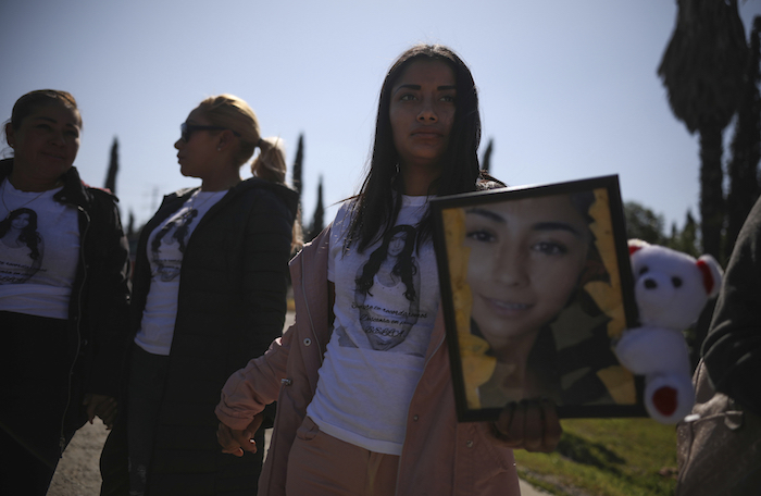 Amigas de Marbella Valdez, vestidas con camisetas con su fotografía, se toman las manos y rezan durante su entierro en un cementerio de Tijuana, México, el viernes 14 de febrero de 2020. Foto: Emilio Espejel, AP