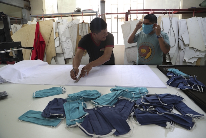 Empleados hacen mascarillas en un negocio textil en el barrio de Gamarra en Lima, Perú, 4 de marzo de 2020. Foto: Martin Mejia, AP