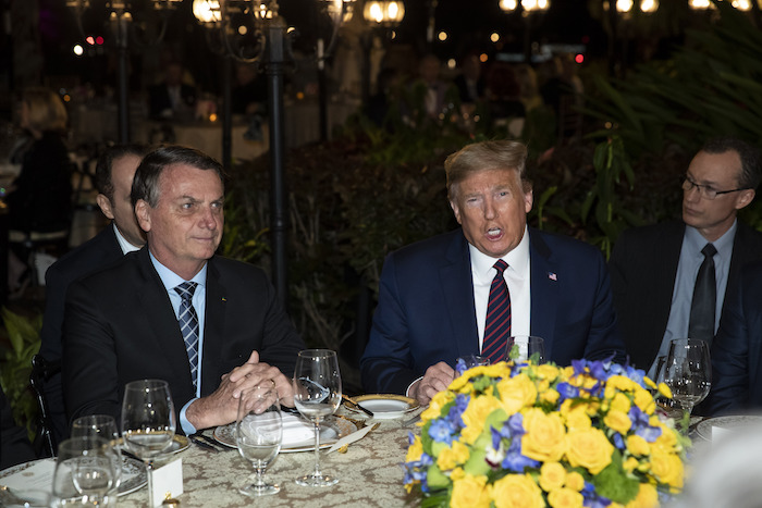 El Presidente Donald Trump conversa con el mandatario brasileño Jair Bolsonaro antes de una comida en la residencia Mar-a-Lago en Palm Beach, Florida, el sábado 7 de marzo de 2020. Foto: Alex Brandon, AP