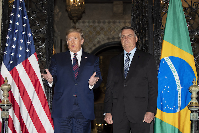 El Presidente Donald Trump hace declaraciones a la prensa antes de una cena con el mandatario brasileño Jair Bolsonaro en la residencia Mar-a-Lago, propiedad del primero en Palm Beach, Florida, el sábado 7 de marzo de 2020. Foto: Alex Brandon, AP